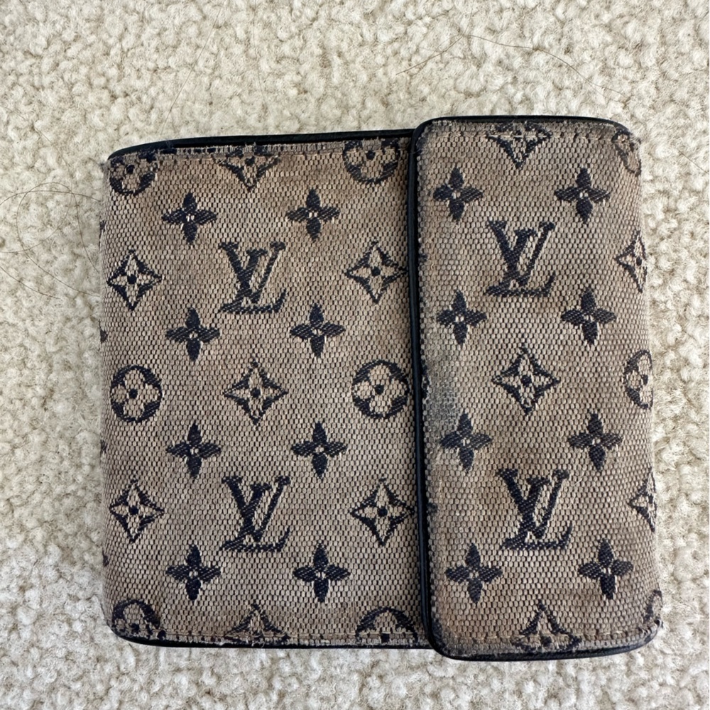 Pre loved authentic Louis Vuitton Blue Mini Lin compact wallet